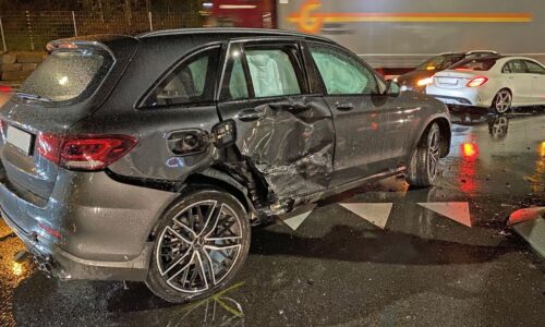 Massive Kollision von drei Autos – eine Person verletzt