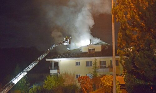 Brand in Mehrfamilienhaus – 12 Bewohner evakuiert