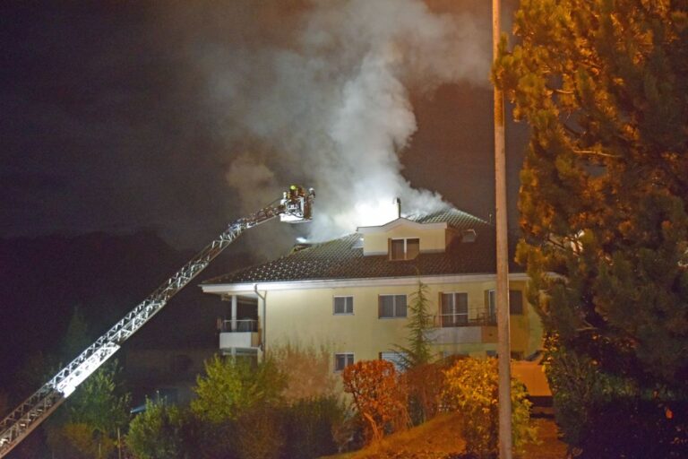 Brand in Mehrfamilienhaus – 12 Bewohner evakuiert
