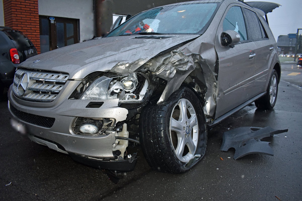 Kollision zwischen Lieferwagen und Auto – eine Person verletzt