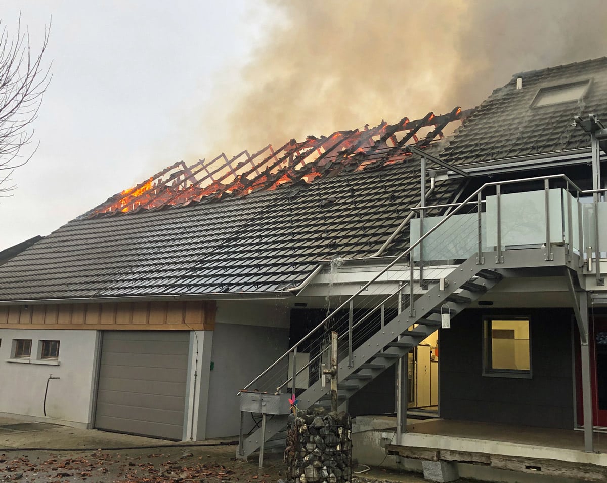 Brand einer Scheune mit angebautem Wohnhaus – zwei Personen verletzt