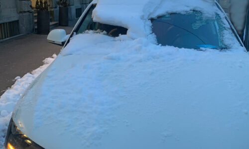 Achtung: Vereiste oder verschneite Autoscheiben unbedingt vor der Abfahrt reinigen!