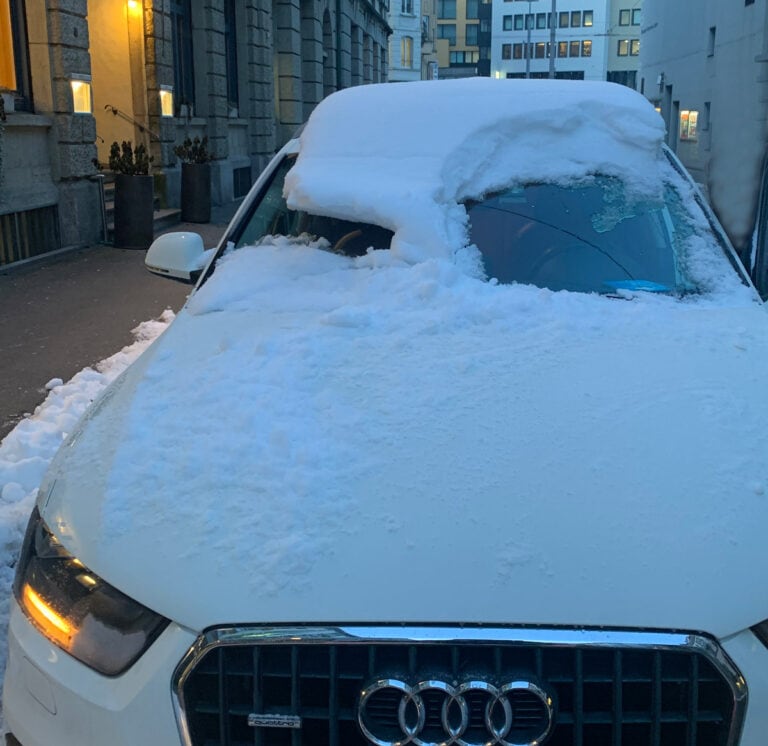 Achtung: Vereiste oder verschneite Autoscheiben unbedingt vor der Abfahrt reinigen!