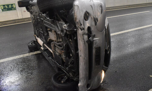 Verkerhsunfall: Auto überschlägt sich im Reussporttunnel