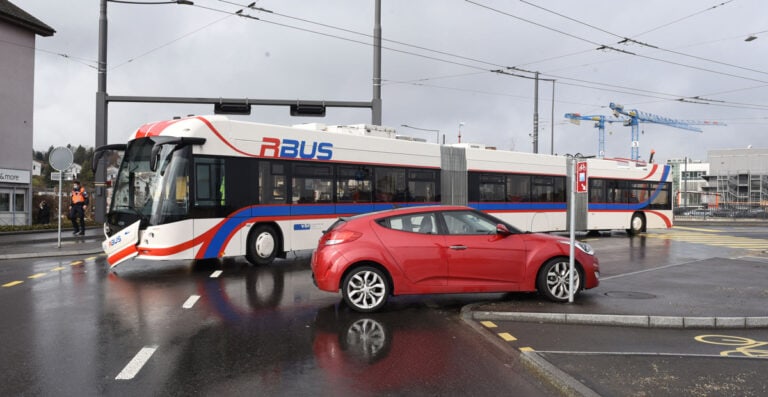 Auto kollidiert mit Bus: Ein Buspassagier leicht verletzt