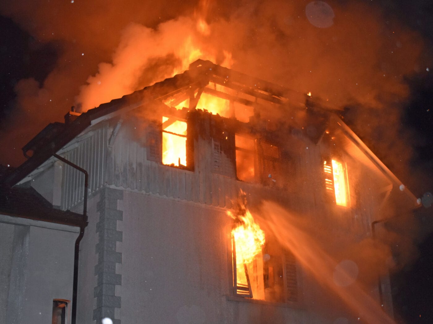 Brand in einem Mehrfamilienhaus ohne Verletzte – Polizei sucht Zeugen