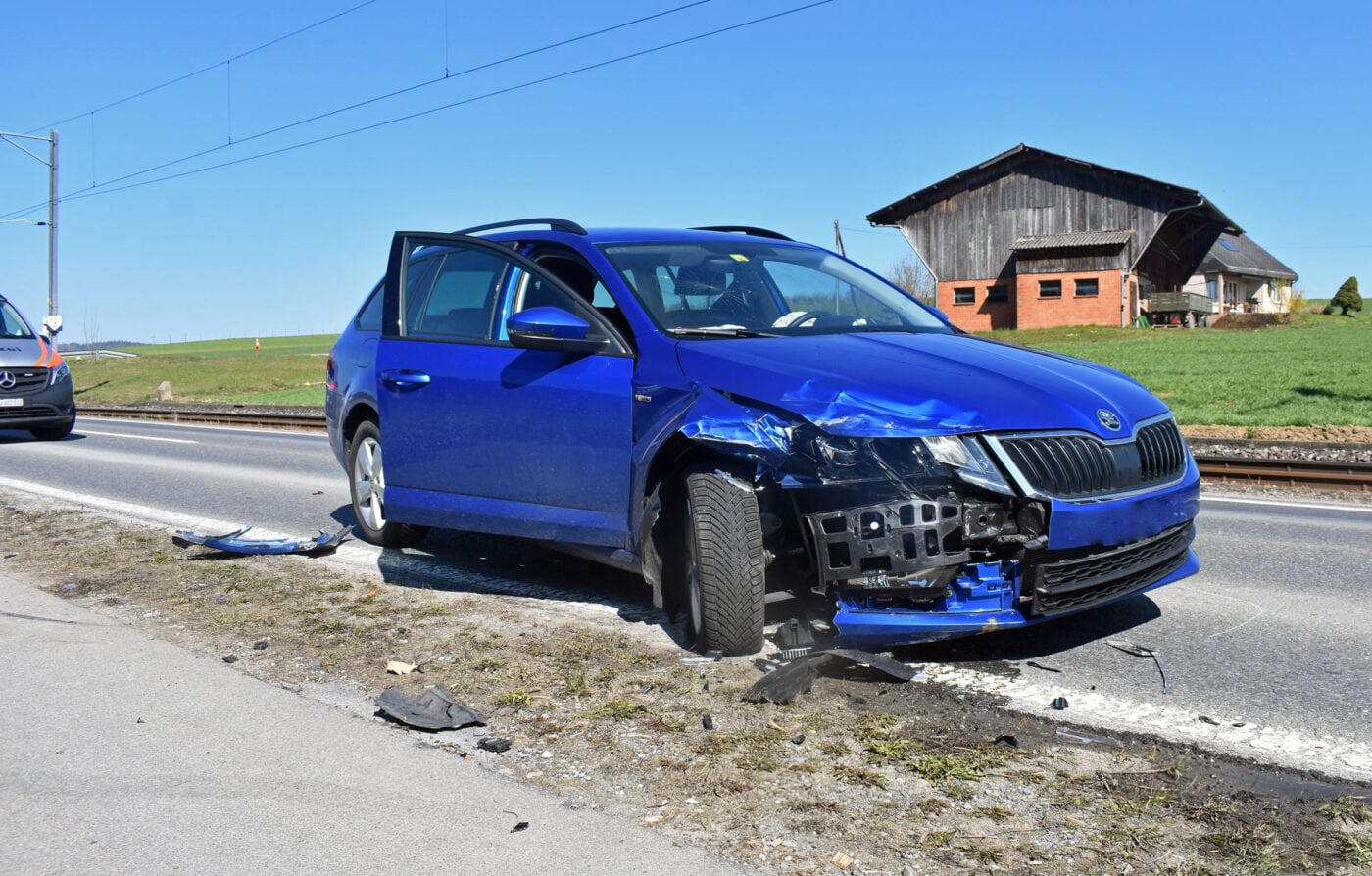 Kollision zwischen zwei Autos – eine Person verletzt