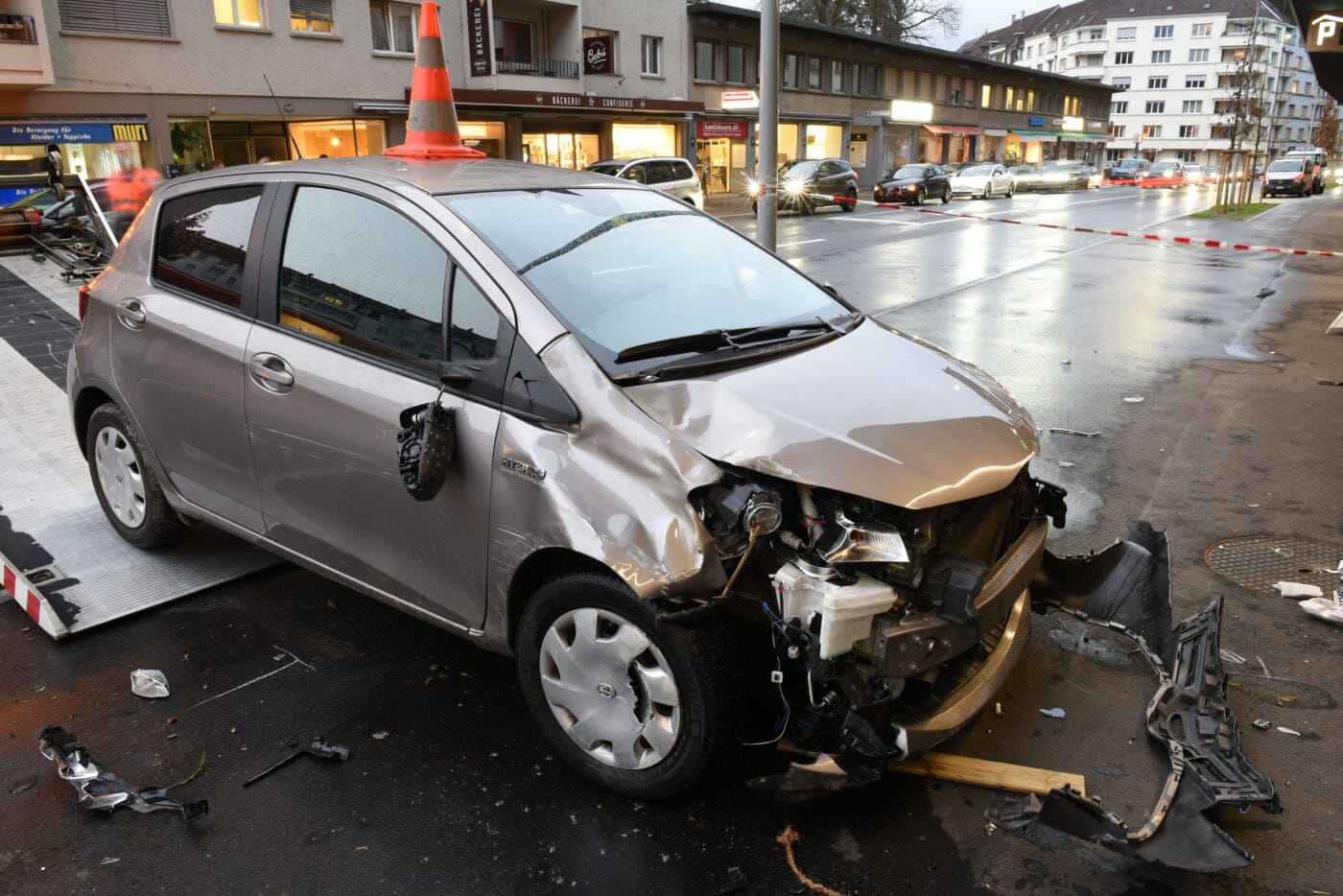 Selbstunfall: Autofahrerin verliert Kontrolle über Auto