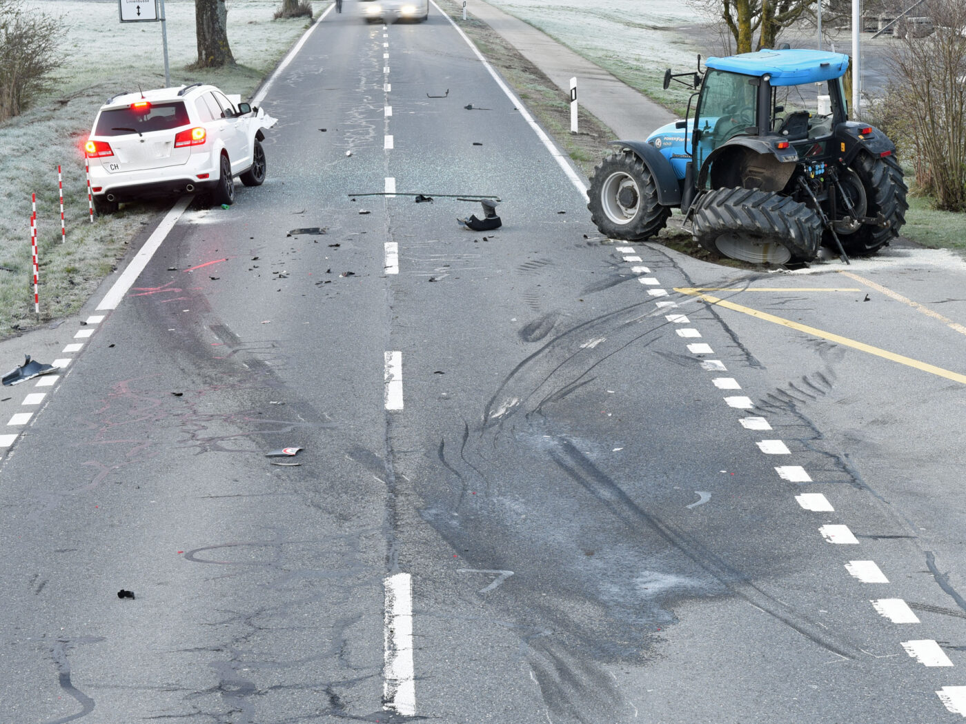 Kollision zwischen Auto und Traktor ohne Verletzte – Polizei sucht Zeugen