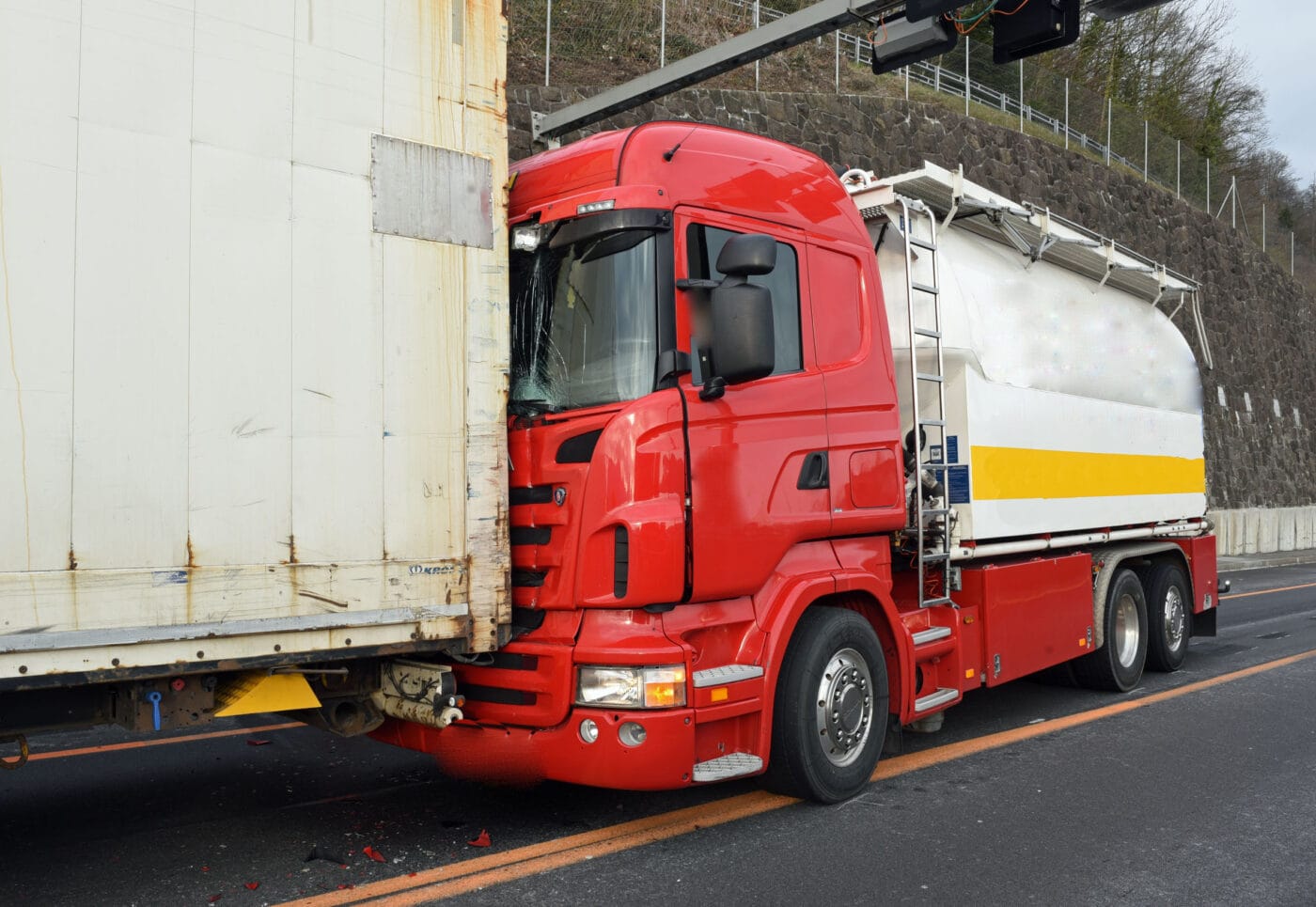 Auffahrkollision zwischen Lastwagen und Sattelmotorfahrzeug – niemand verletzt