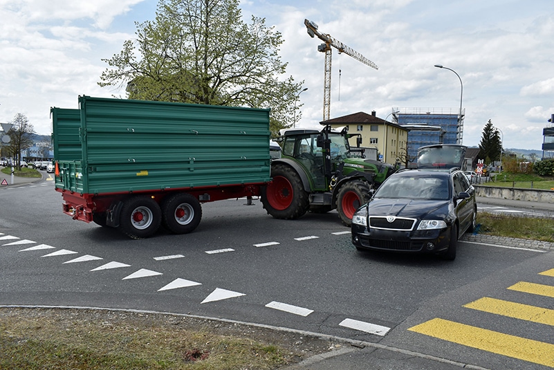 Kollision zwischen Traktor und Personenwagen – niemand verletzt
