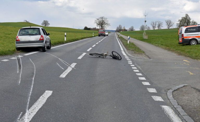 Radfahrer bei Kollision mit Auto verletzt