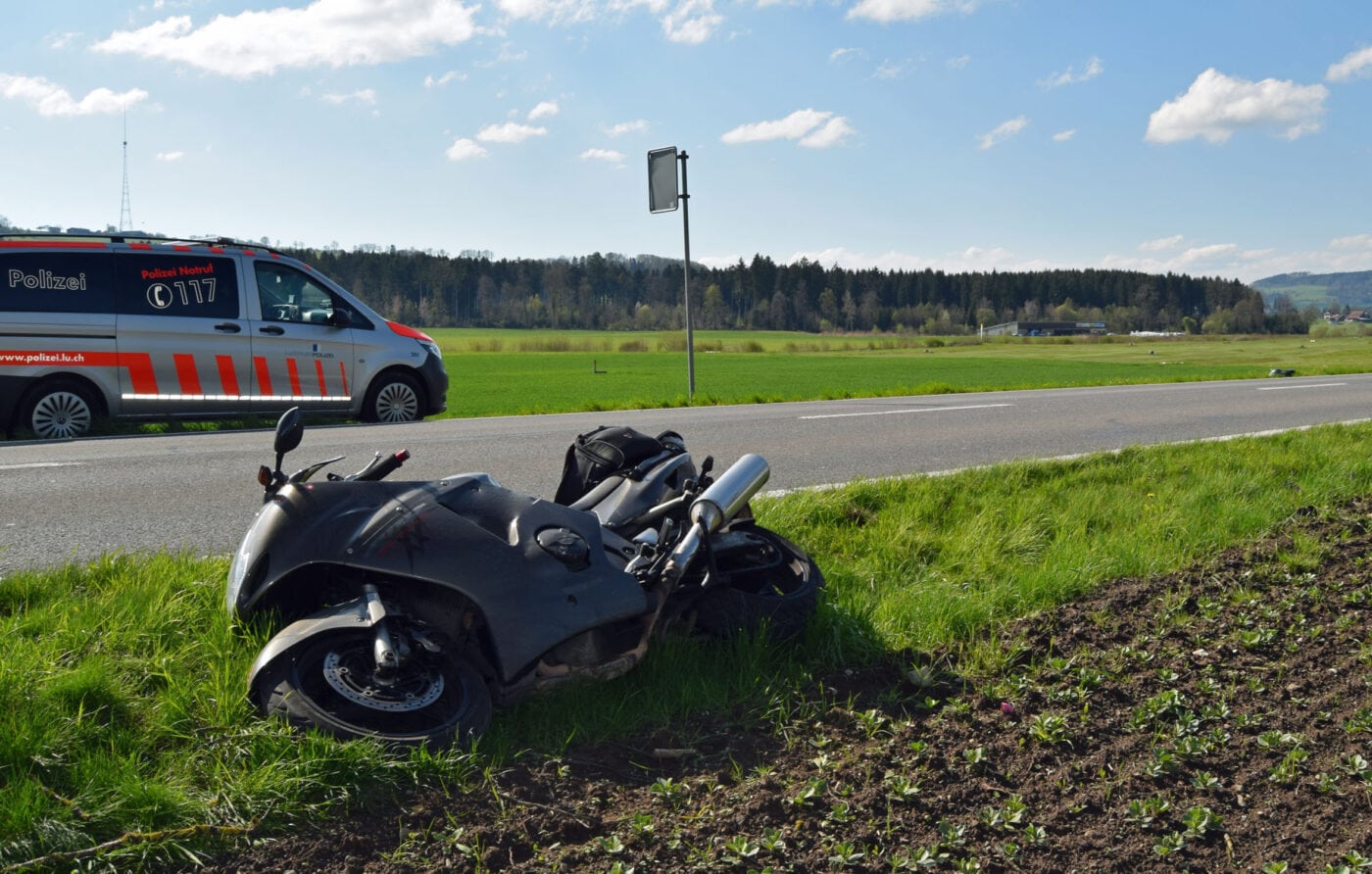 Kollision zwischen Motorrad und Reh – Töfffahrer verletzt – Reh tot