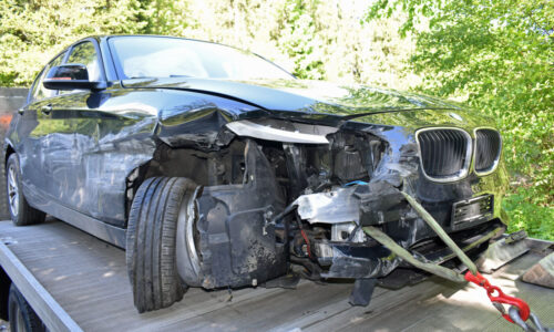 Auto prallt in Leitplanke – Autofahrerin leicht verletzt