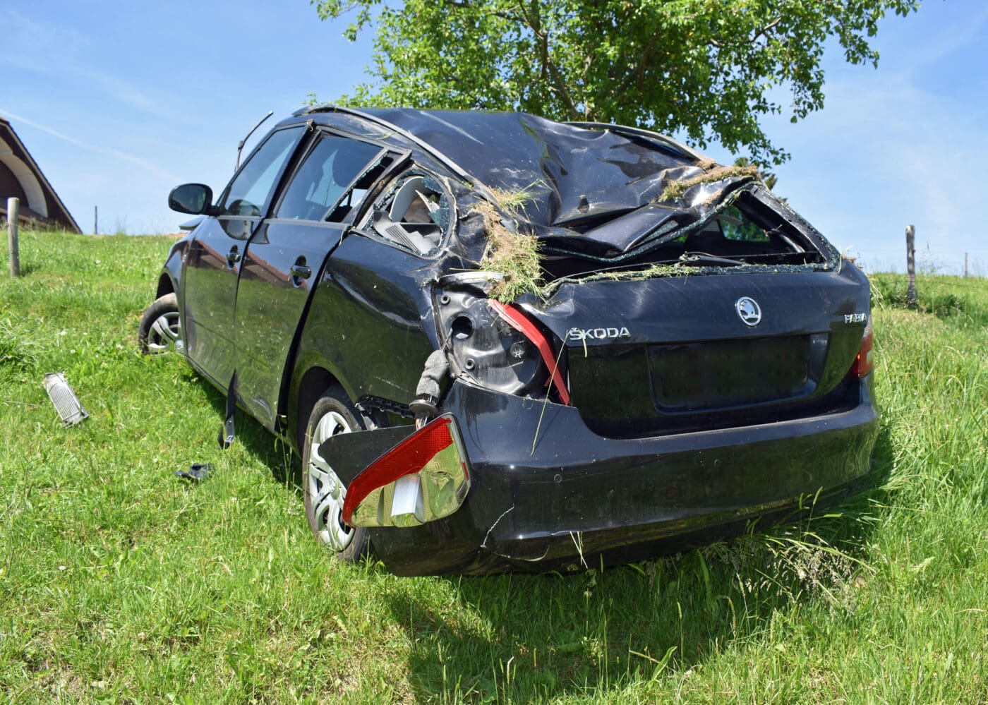 Autofahrerin bei Selbstunfall verletzt