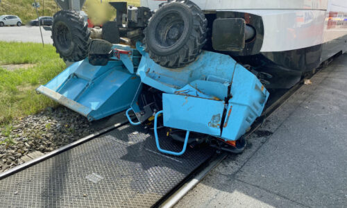 Kollision zwischen Zug und Baumaschine (Dumper) – eine Person erheblich verletzt
