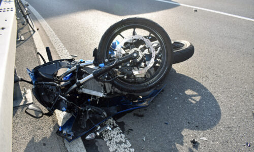 Jugendlicher Motorradfahrer nach Unfall hospitalisiert