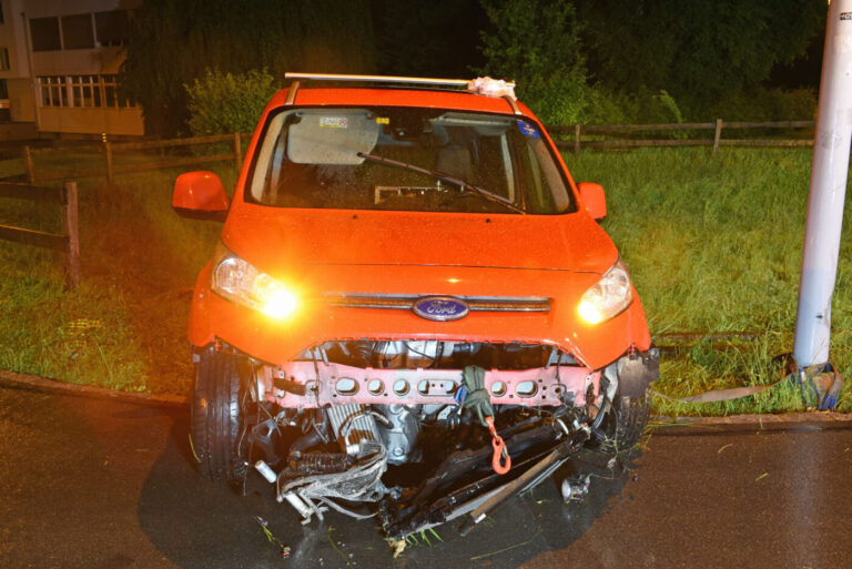 Auto landet in Retentionsbecken – Fahrer verletzt