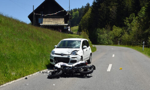 Motorradfahrerin bei Kollision mit Auto lebensbedrohlich verletzt