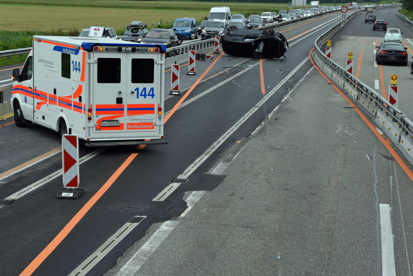 Zwei Selbstunfälle auf der Autobahn – zwei Personen verletzt