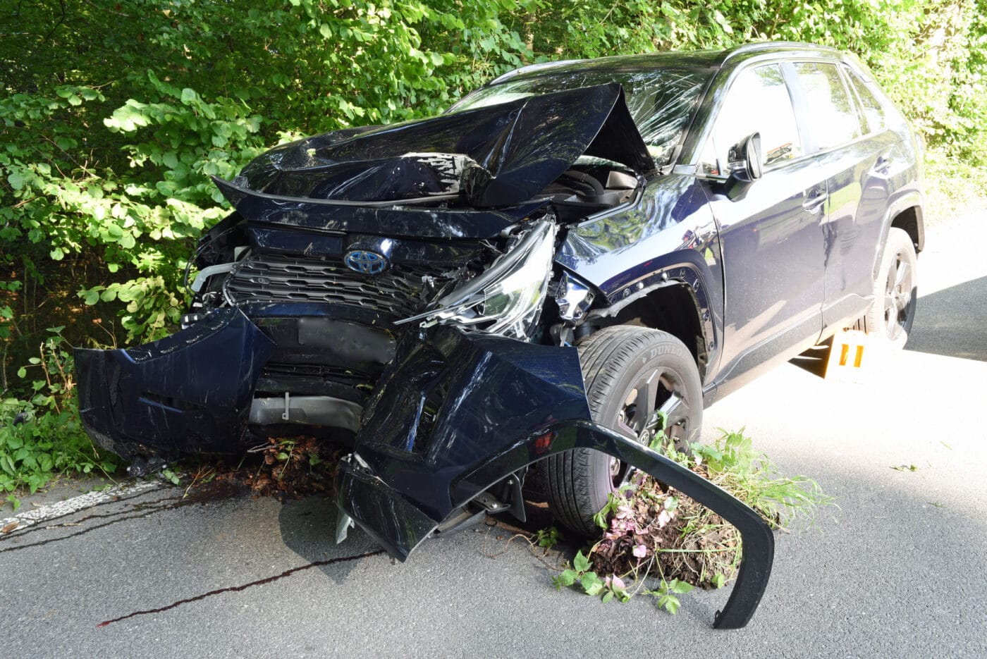 Autofahrerin bei Selbstunfall verletzt – Polizei sucht Zeugen