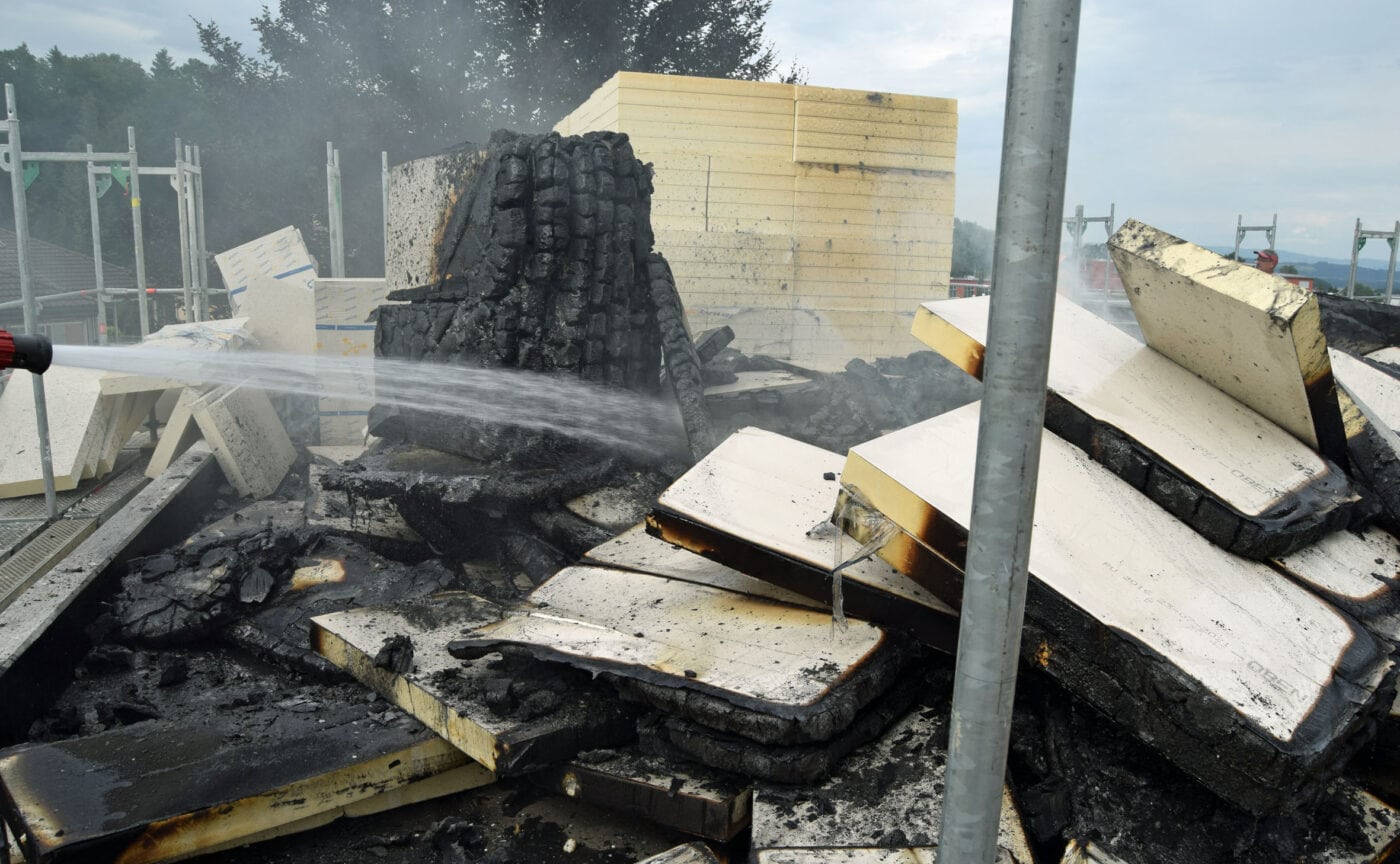Dachisolationsplatten in Brand geraten – niemand verletzt