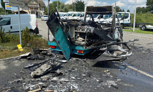 Brand in Imbisswagen – zwei Personen verletzt