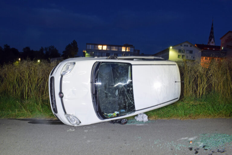 Auto kippt zur Seite – Autofahrer leicht verletzt