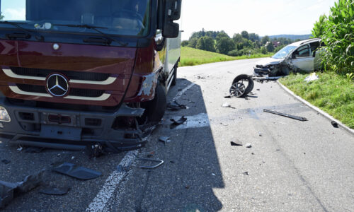 Auto prallt in Lastwagen – eine Person leicht verletzt