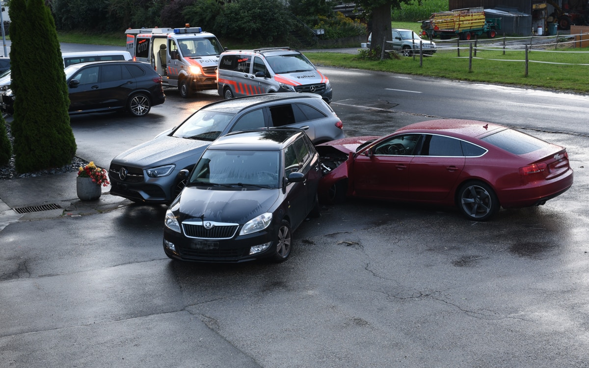 Verkehrsunfall: Kontrolle über Auto verloren – eine Person verletzt