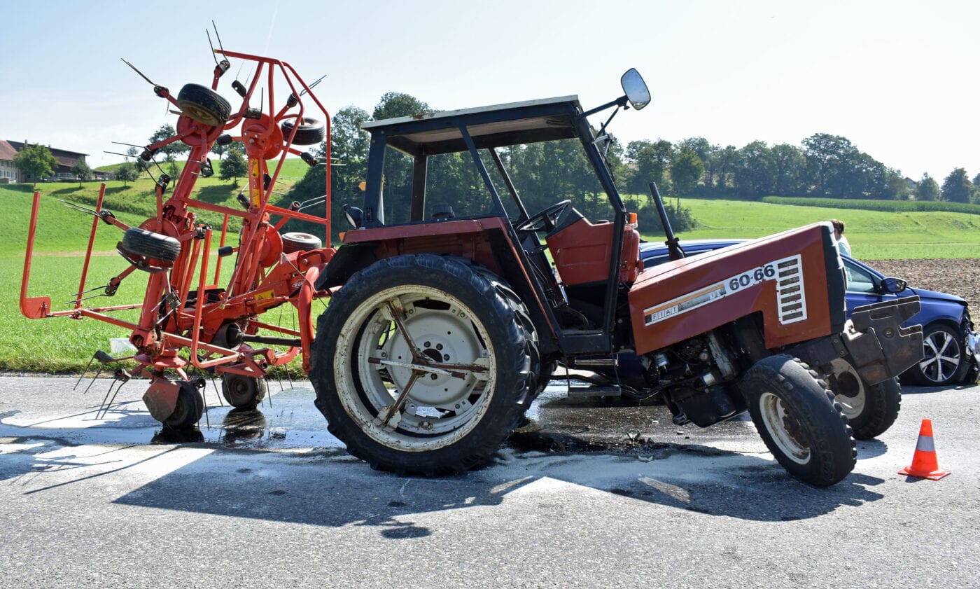 Kollision zwischen Personenwagen und Traktor – niemand verletzt