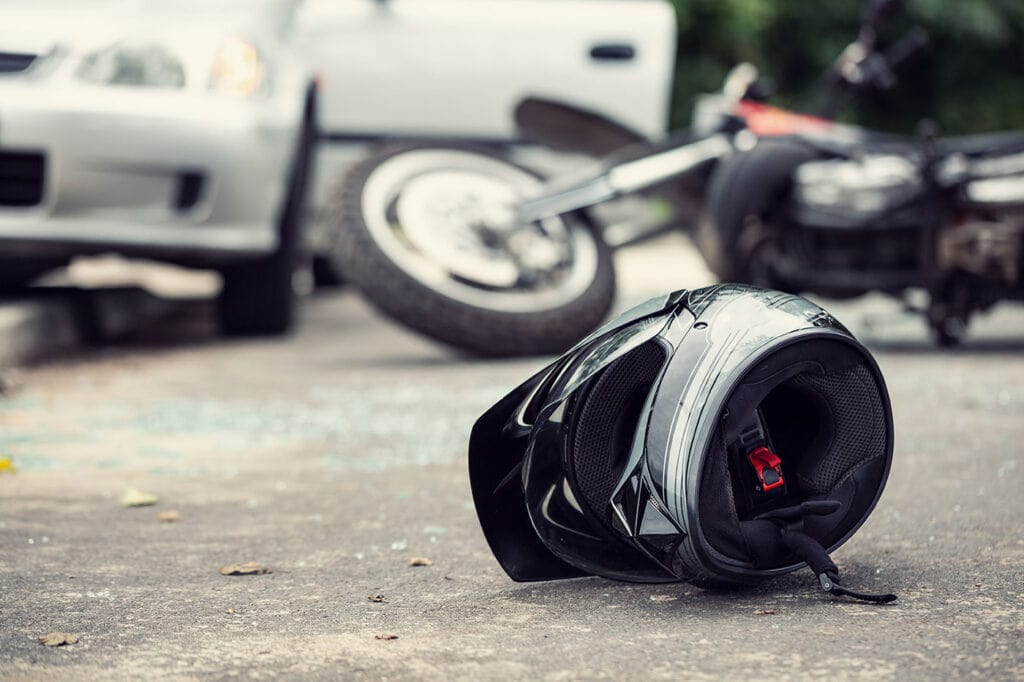 Motorradfahrer kollidiert mit Baustellenabschrankung – Polizei sucht Zeugen