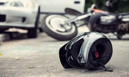 Motorradfahrer kollidiert mit Baustellenabschrankung – Polizei sucht Zeugen