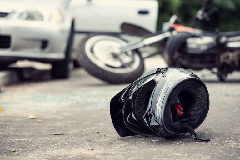 Motorradfahrer erlitt bei Kollision mit Auto lebensbedrohliche Verletzungen – Polizei sucht Zeugen