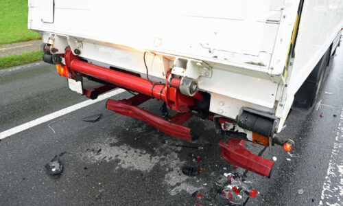 Streifkollision von zwei Lastwagen löst weitere Unfälle aus