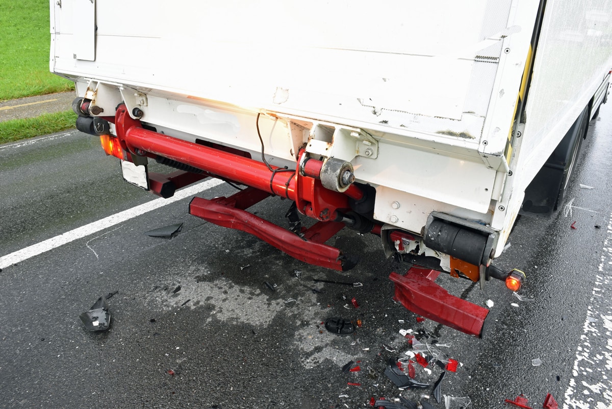 Streifkollision von zwei Lastwagen löst weitere Unfälle aus