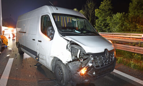 Lieferwagen prallt in Anpralldämpfer – niemand verletzt