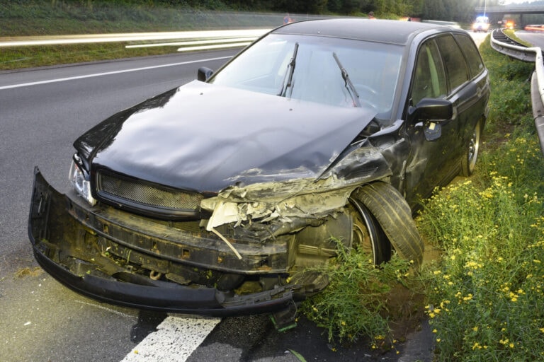 Selbstunfall: Autofahrer verliert Kontrolle über Fahrzeug und prallt in Mittelleitplanke