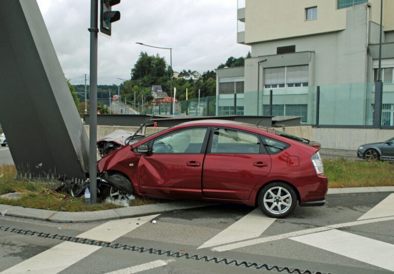 Reussbühl – Auto prallt frontal in Stütze einer Lichtsignalanlage