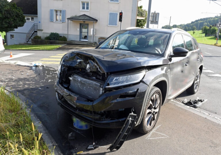 Kollision zwischen Auto und Lieferwagen – niemand verletzt