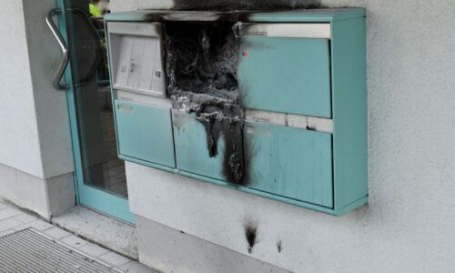 Briefkasten in Brand gesteckt – Polizei sucht Zeugen