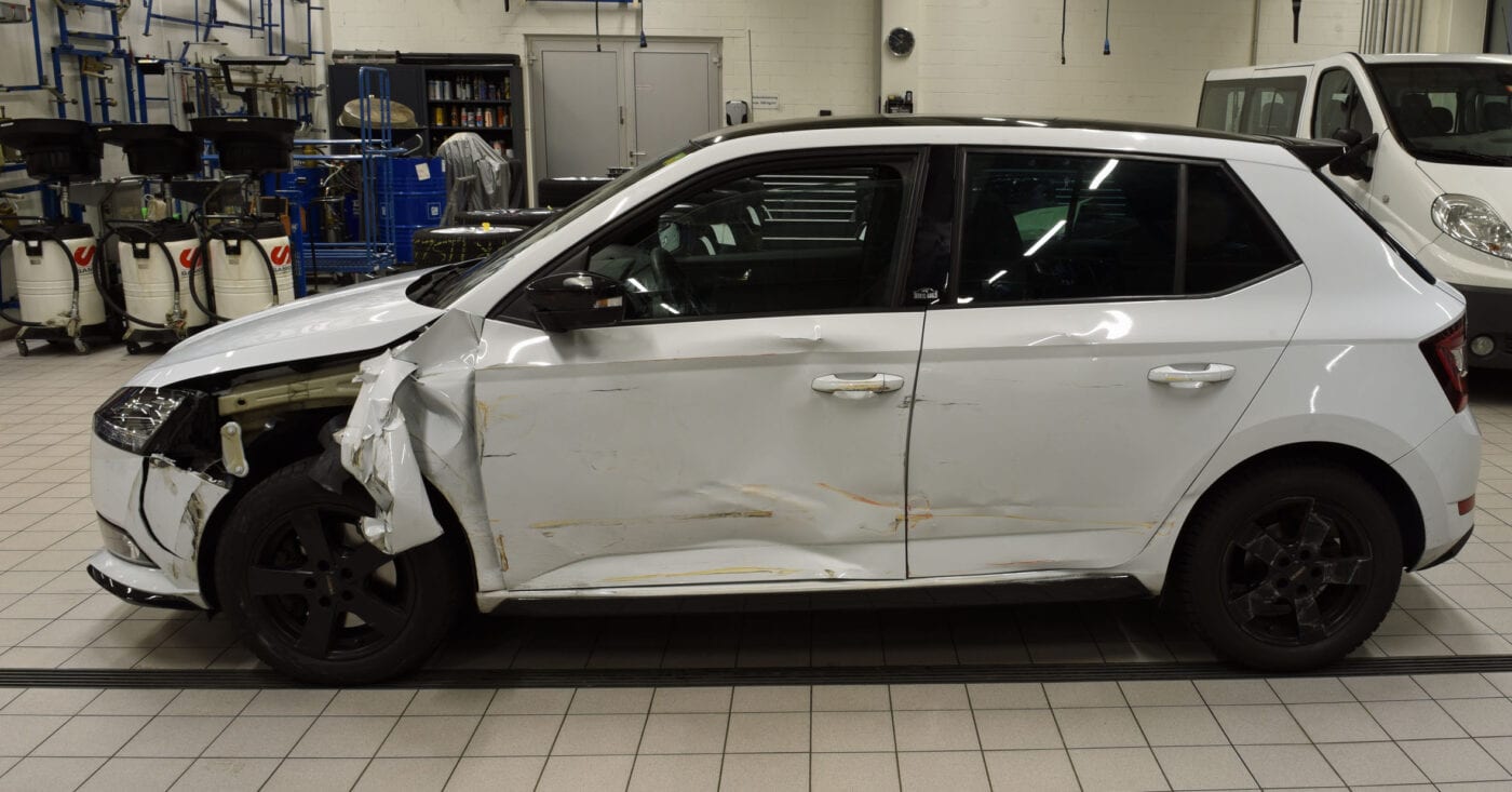 Kollision zwischen Sattelmotorfahrzeug und Auto – eine Person verletzt