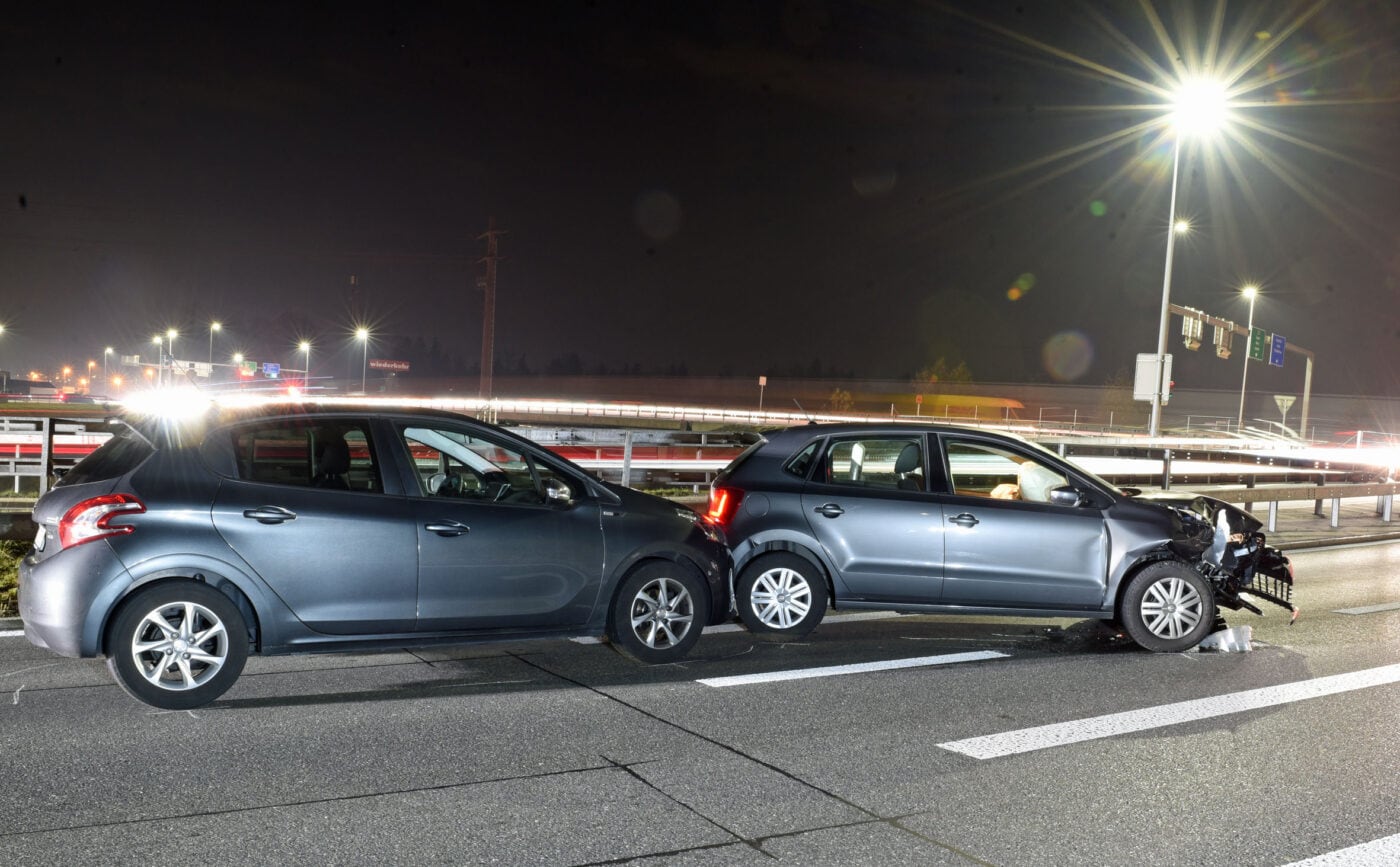 Kollision zwischen fünf Fahrzeugen – zwei Personen verletzt