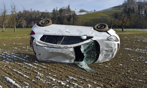 Auto überschlägt sich bei Selbstunfall – eine Person verletzt
