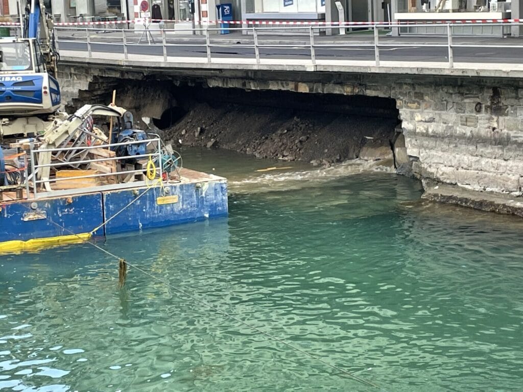 Schock in der Stadt Luzern: Unerwartetes Abrutschen der Ufermauer
