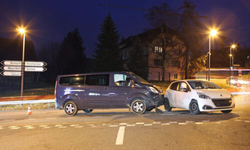 Kollision zwischen zwei Autos – zwei Personen leicht verletzt
