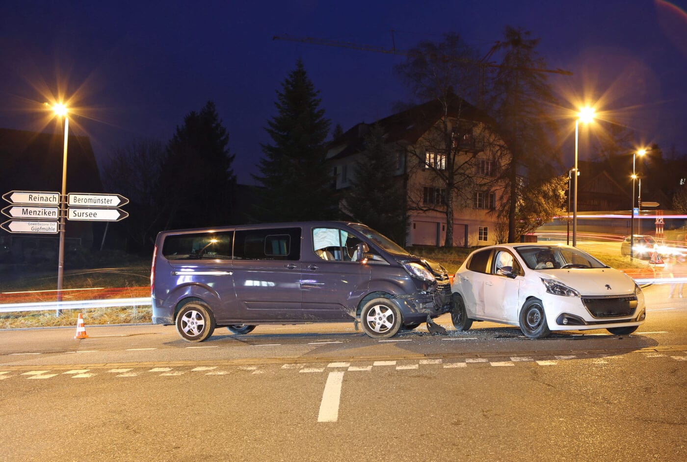 Kollision zwischen zwei Autos – zwei Personen leicht verletzt