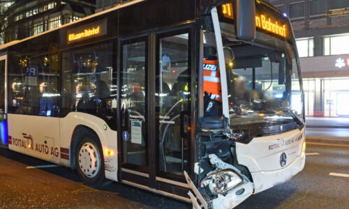 Kollision zwischen Gelenkbus und Auto ohne Verletzte – Polizei sucht Zeugen