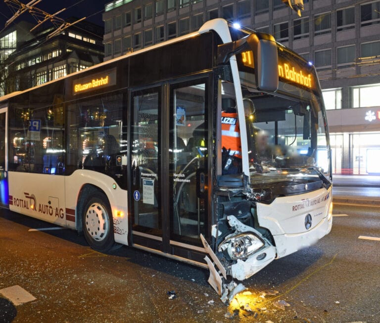 Kollision zwischen Gelenkbus und Auto ohne Verletzte – Polizei sucht Zeugen