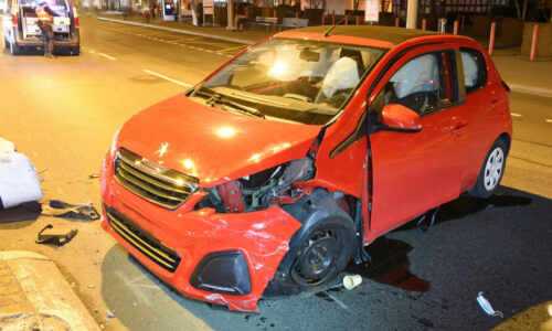 Auto bei Selbstunfall auf die Seite gekippt – Lenkerin verletzt